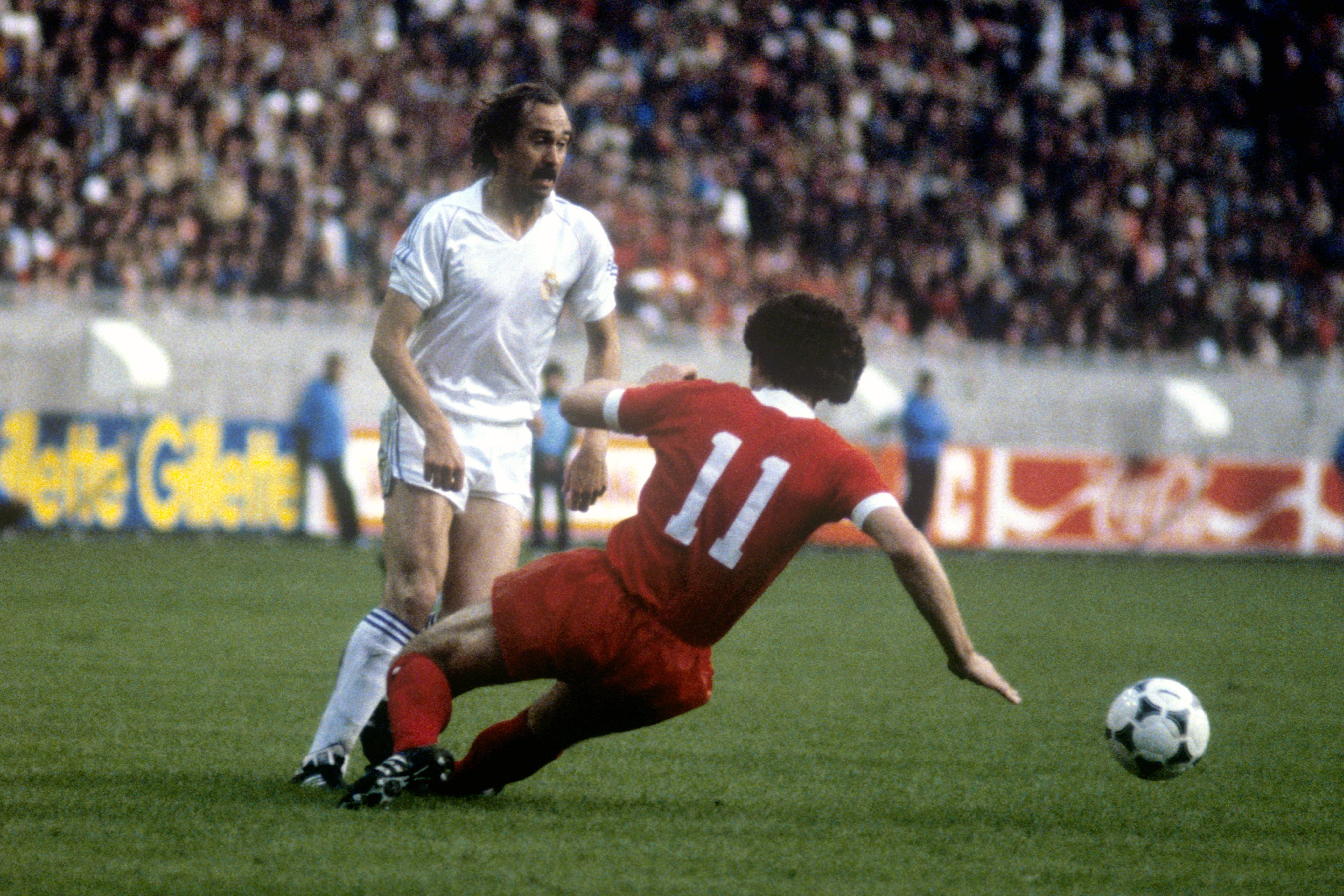 Uli Stielike y Graeme Souness en la final de la Copa de Europa de 1981 entre Real Madrid y Liverpool (Photo by Peter Robinson - PA Images via Getty Images)