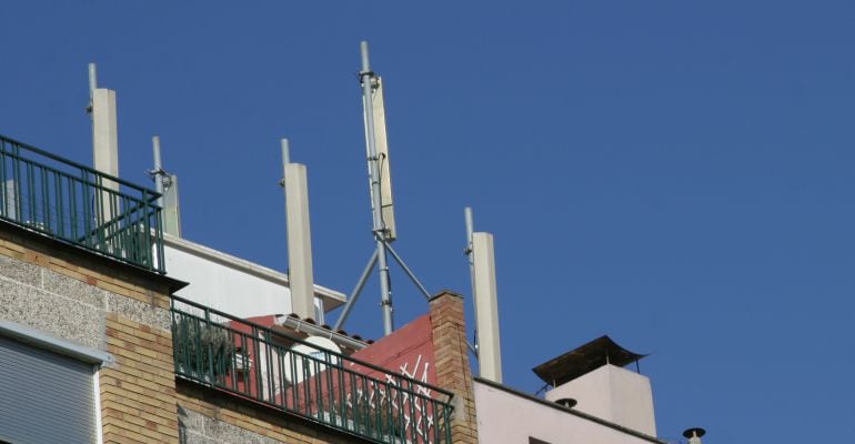 Antenes de telefonia mòbil al terrat d'un edfici