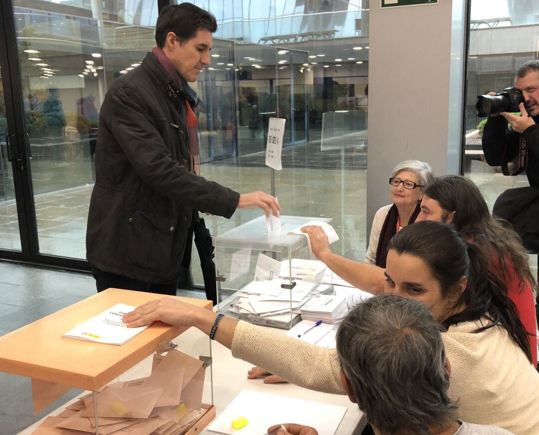 Pablo Arangüena, PSOE A Coruña, votando en el 10N