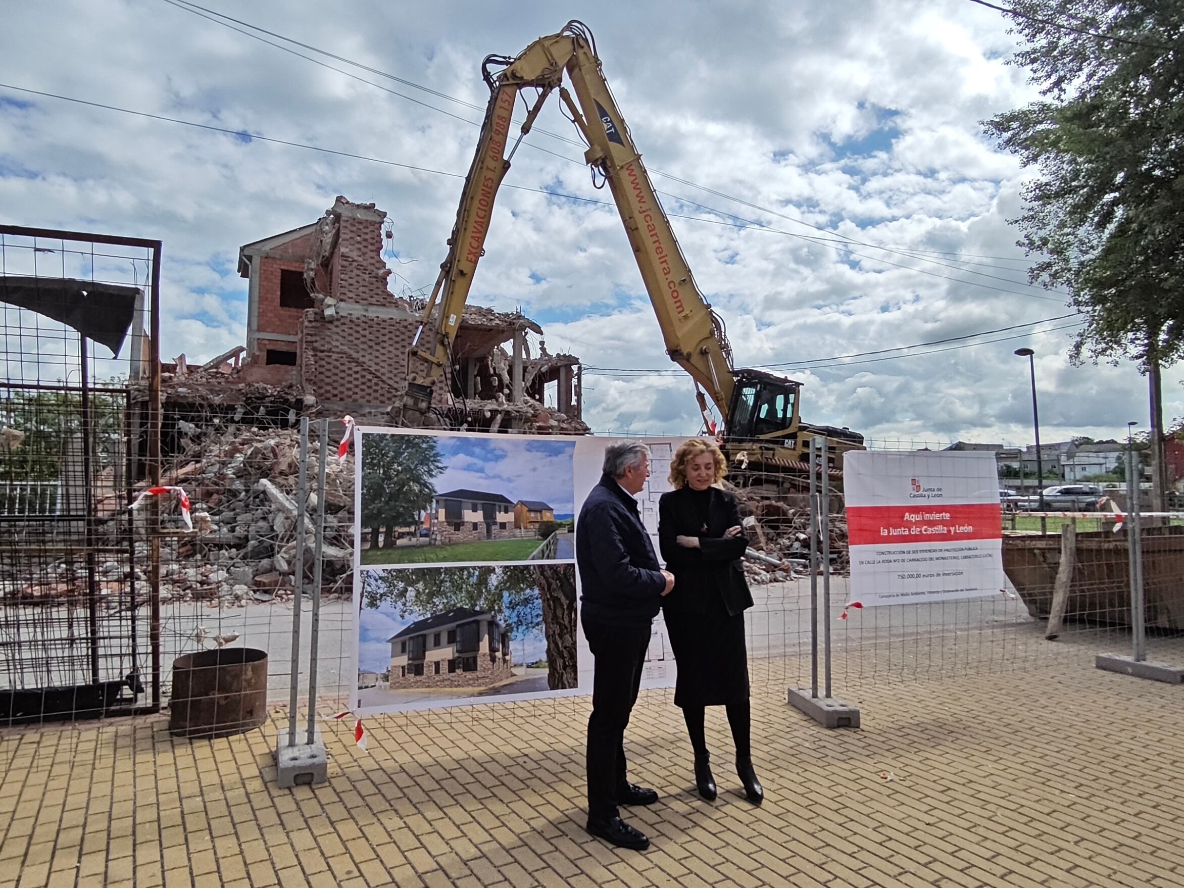 La directora de Vivienda, María Pardo y el alcalde de Carracedelo, Raúl Valcarce frente al edificio en demolición