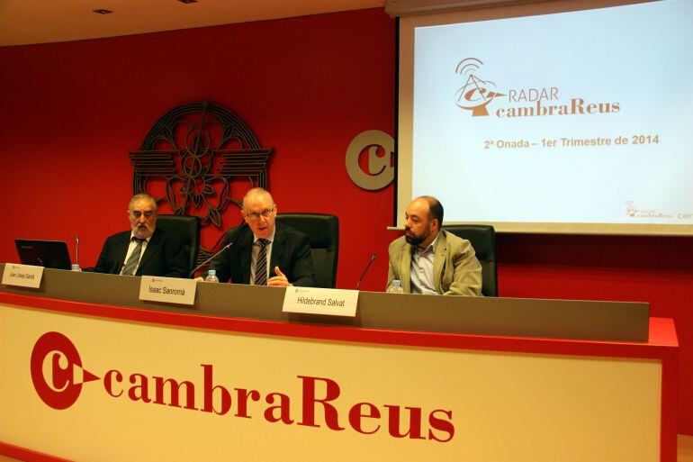 Joan Josep Sardà i Isaac Sanromà, secretari i president de la Cambra de Comerç de Reus, i Hildebrand Salvat, del gabinet d'estudis Ceres, durant la presentació dels resultats d'un dels 'radar' a principis del 2014.