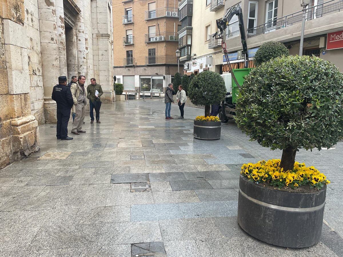 Visita de los concejales y el alcalde a las obras del entorno de San Ildefonso, en Jaén capital.