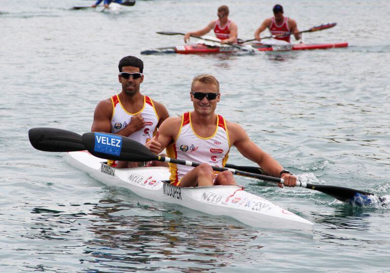 GRA195. MILÁN (ITALIA), 23/08/2015.- Fotografía facilitada por la Real Federación Española de Piragüismo (RFEP) del balear Marcus Cooper (d) y el palentino Diego Cosgaya (i), que han ganado hoy en K-2 500 metros la medalla de plata en el Campeonato del Mundo de Piragüismo de aguas tranquilas 2015, que ha concluido en Milán. EFE/- ***SOLO USO EDITORIAL***