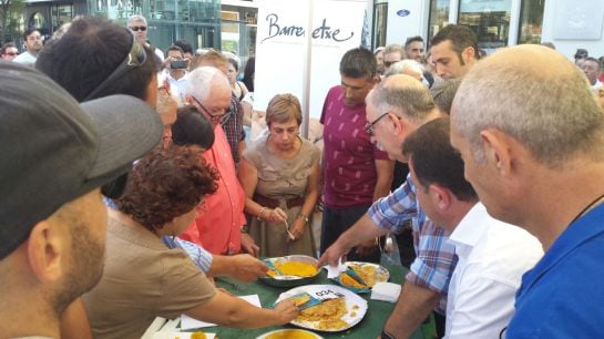 Los miembros del jurado prueban las cinco tortillas finalistas.