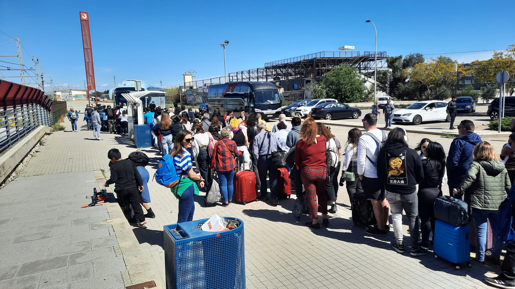 Viajeros afectados por la avería en la Línea C-1 de Cercanías que une València con Gandia, que se ven obligados a tomar un autobús para continuar con el recorrido