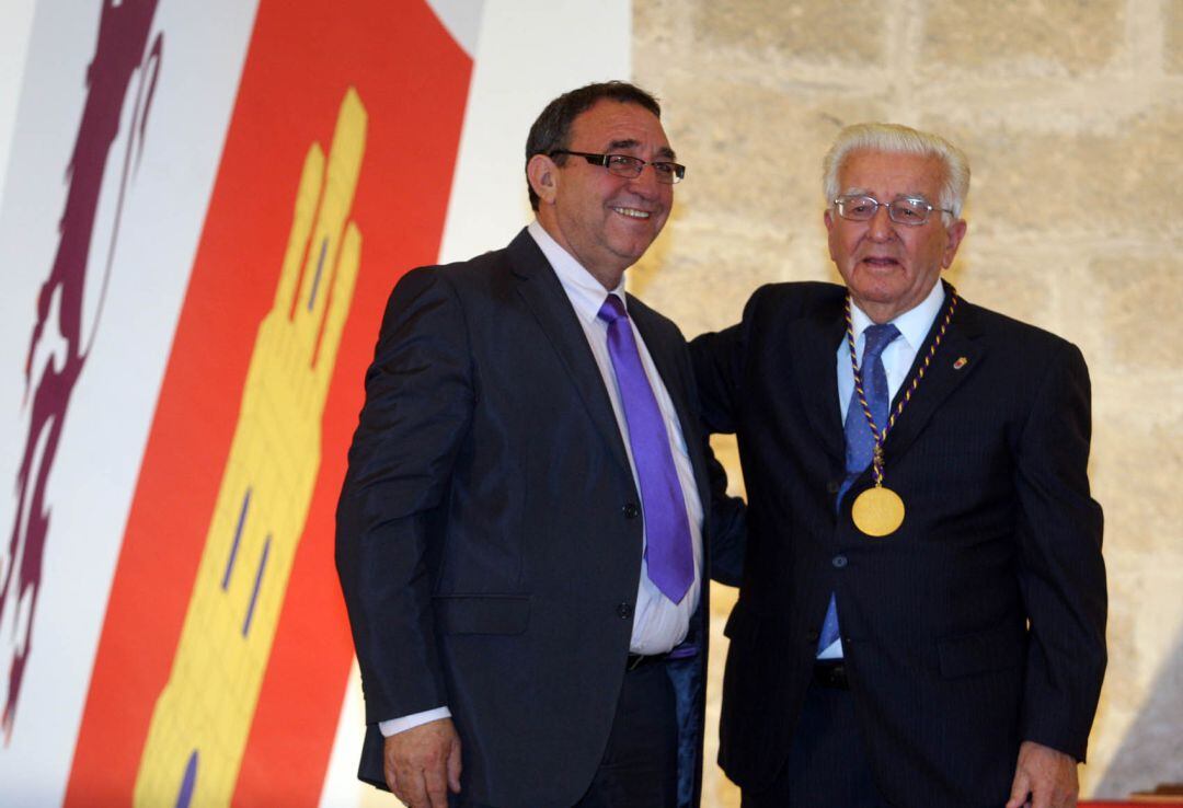 El ex alcalde de Villalar, Félix Calvo, recibe la Medalla de Oro del actual alcalde, Luis Alonso Laguna