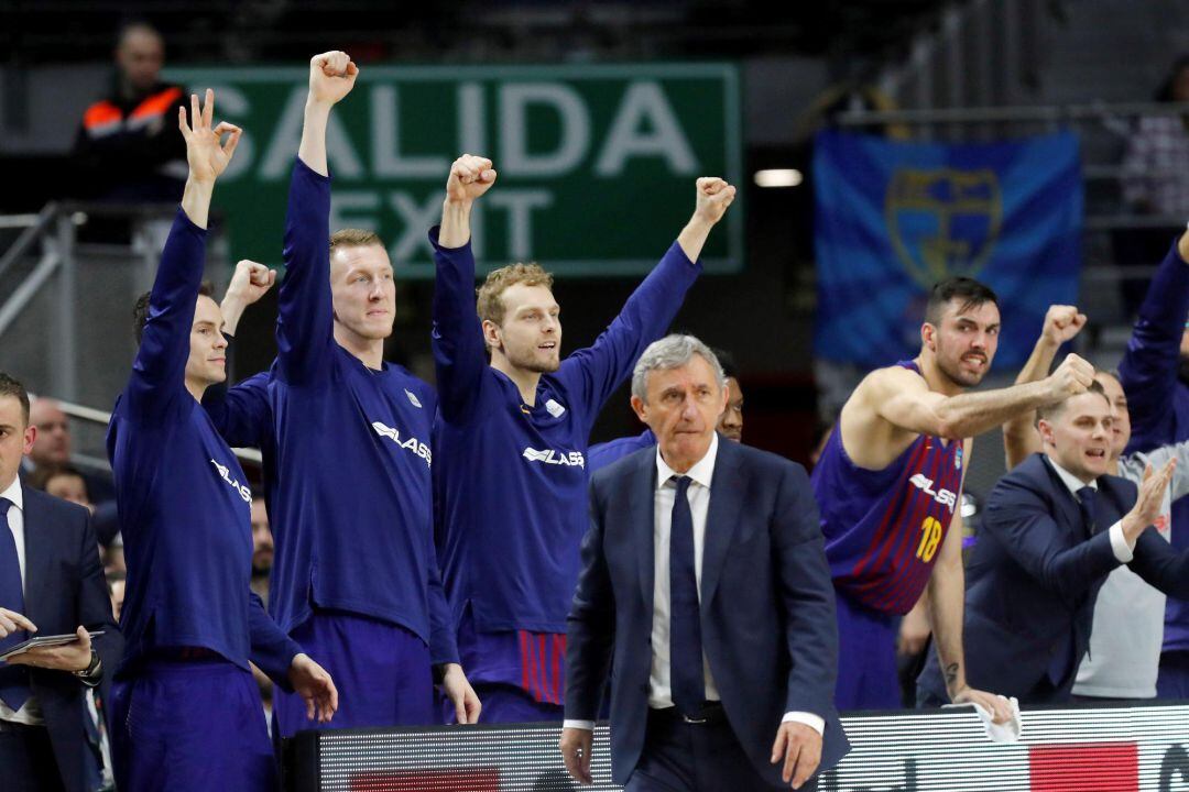 Los jugadores del Barcelona celebran una anotación