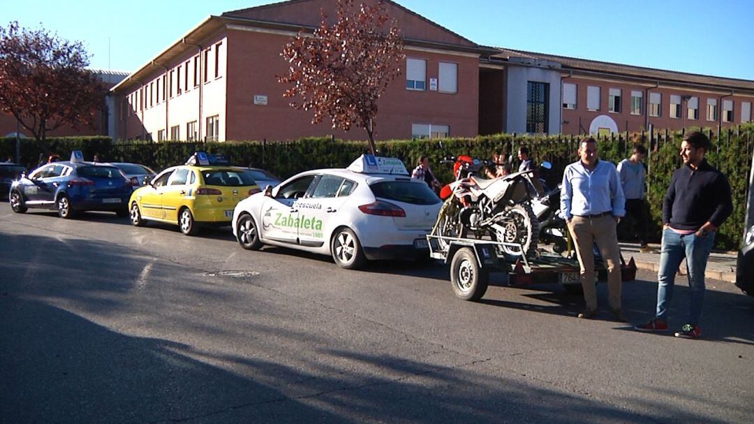 Coches de autoescuelas de Úbeda antes de empezar los exámenes