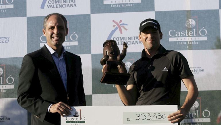 El presidente de la Generalitat, Francisco Camps, entregaba el trofeo de vencedor del Masters de Castellón-Costa del Azahar al golfista español Sergio García el 26 de octubre de 2008.