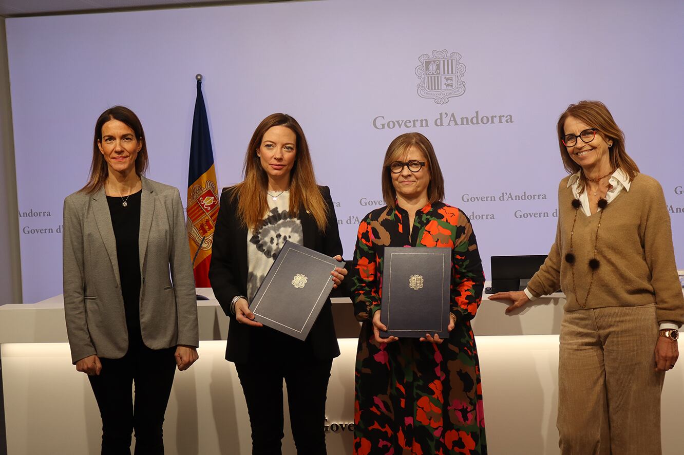 La secretària d&#039;Estat de Salut, Cristina Pérez, la ministra de Salut, Helena Mas, la codirectora i gerent de l&#039;Institut Guttmann, Montserrat Caldés, i la codirectora i directora assistencial de l&#039;Institut Guttmann, Montserrat Bernabeu, celebrant la signatura del nou conveni.