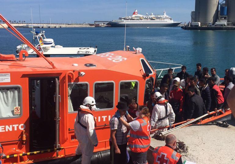 Voluntarios de Cruz Roja atienden a los inmigrantes en el puerto de Málaga