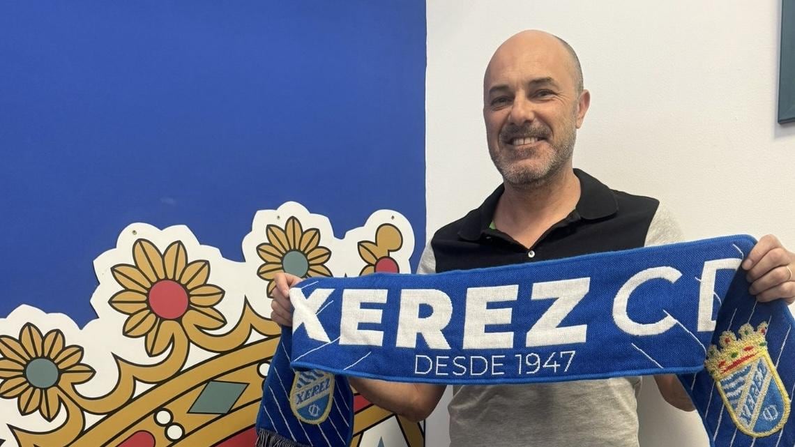 Julio Pineda posando con la bufanda del Xerez CD