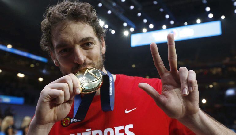 El pívot de la selección española Pau Gasol hace el signo de la victoria