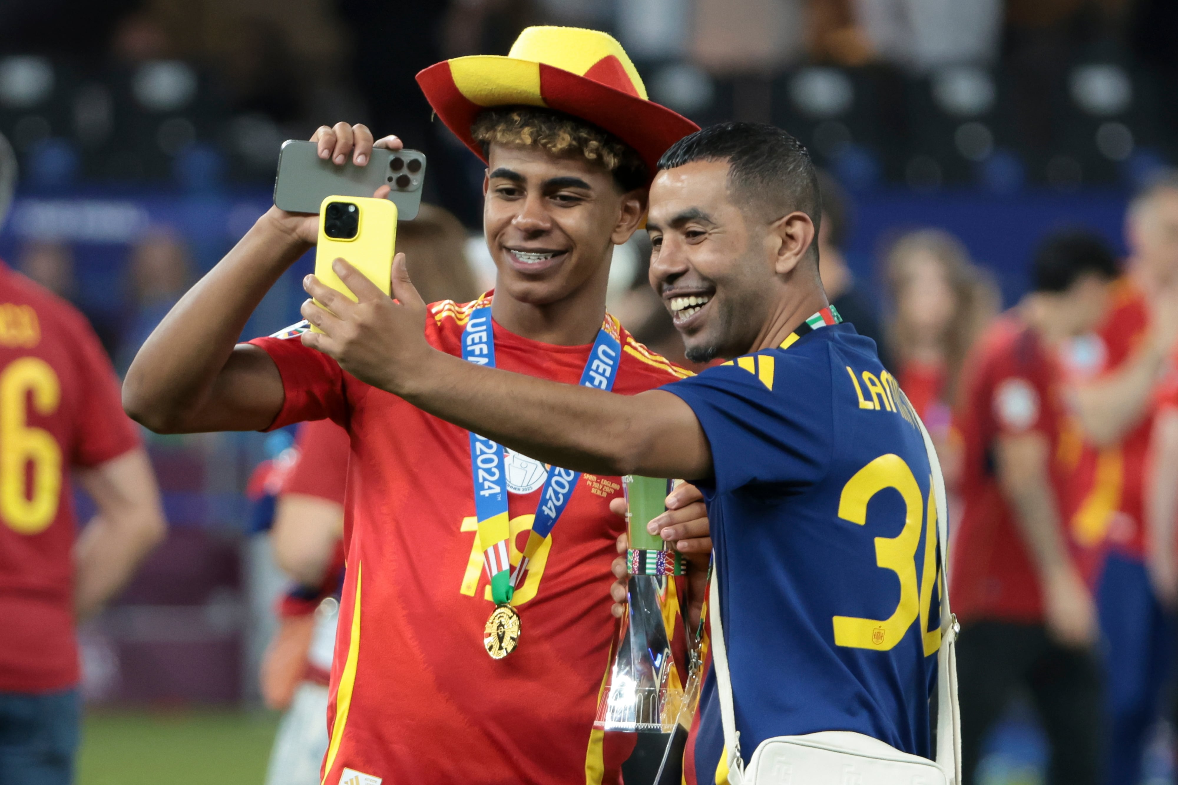 Lamine Yamal posa con su padre, Mounir Nasraoui, tras la final de la UEFA EURO 2024