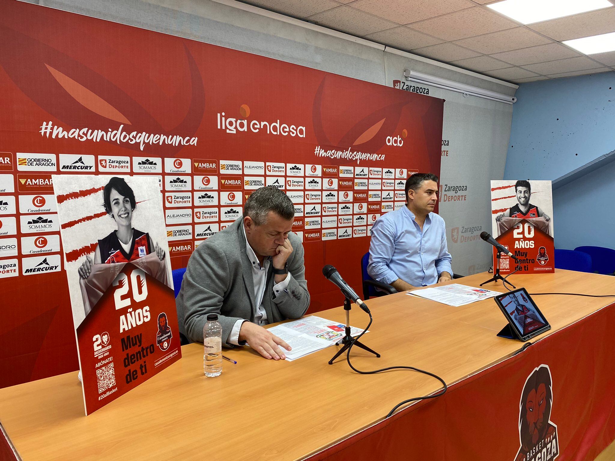 El gerente del Casademont Zaragoza, Javier Gastón, y el responsable de marketing, Diego Chicón, en la presentación de la campaña de abonados