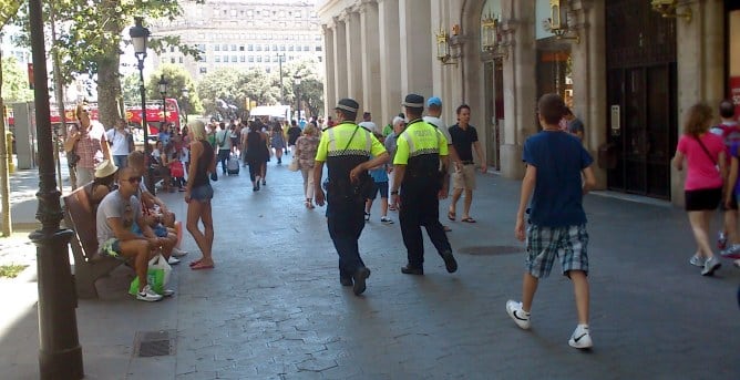 Una parella de la Guàrdia Urbana patrulla al Passeig de Gràcia de Barcelona