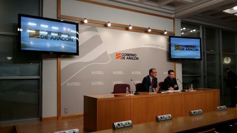 El secretario general del Departamento de Educación del Gobierno de Aragón, Felipe Faci, y el director general de Planificación y Formación Profesional, Ricardo Almalé