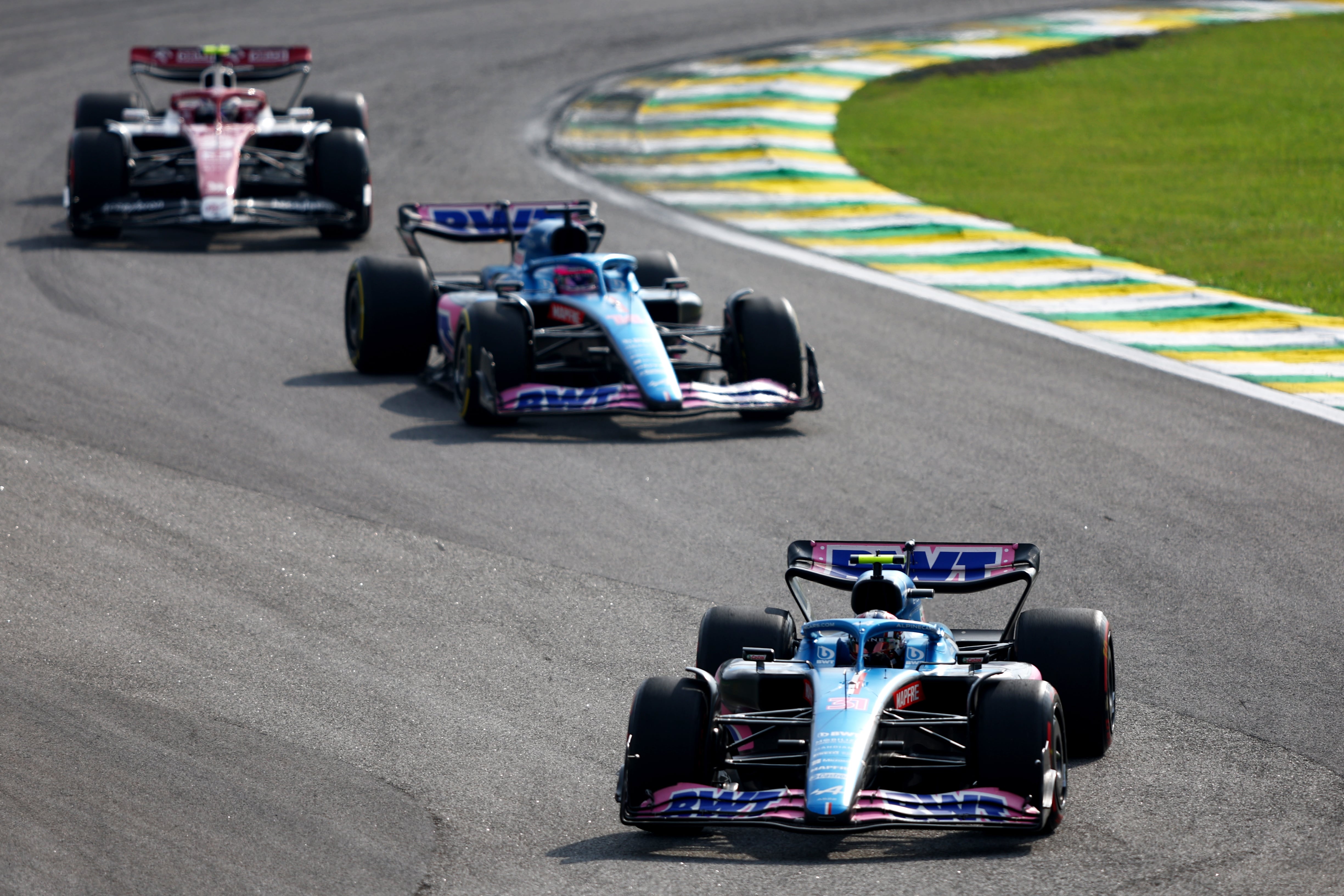 Esteban Ocon y Fernando Alonso, durante la carrera del GP de Brasil