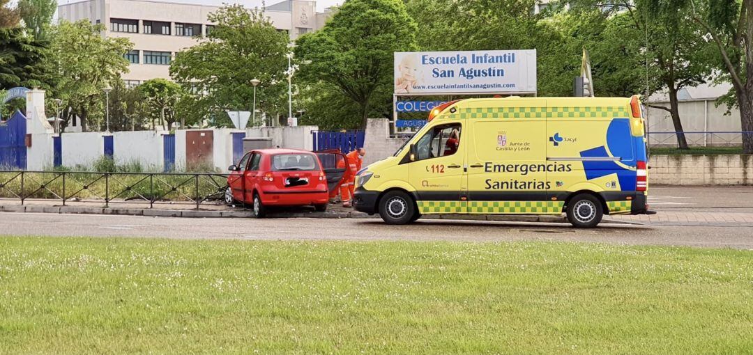 El vehículo impactó contra el edificio por causas que se desconocen