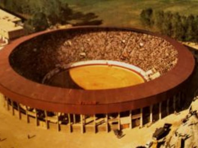 Vista aérea de la Plaza de Toros de Palencia el día de su inauguración, el 2 de septiembre de 1976