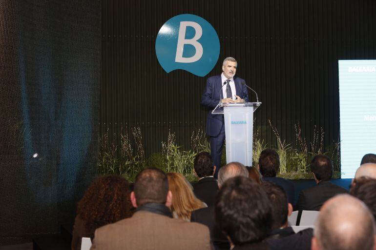 El presidente de Baleària, Adolfo Utor, presentando la Memoria de Responsabilidad Social Corporativa y Sostenibilidad a los grupos de interés