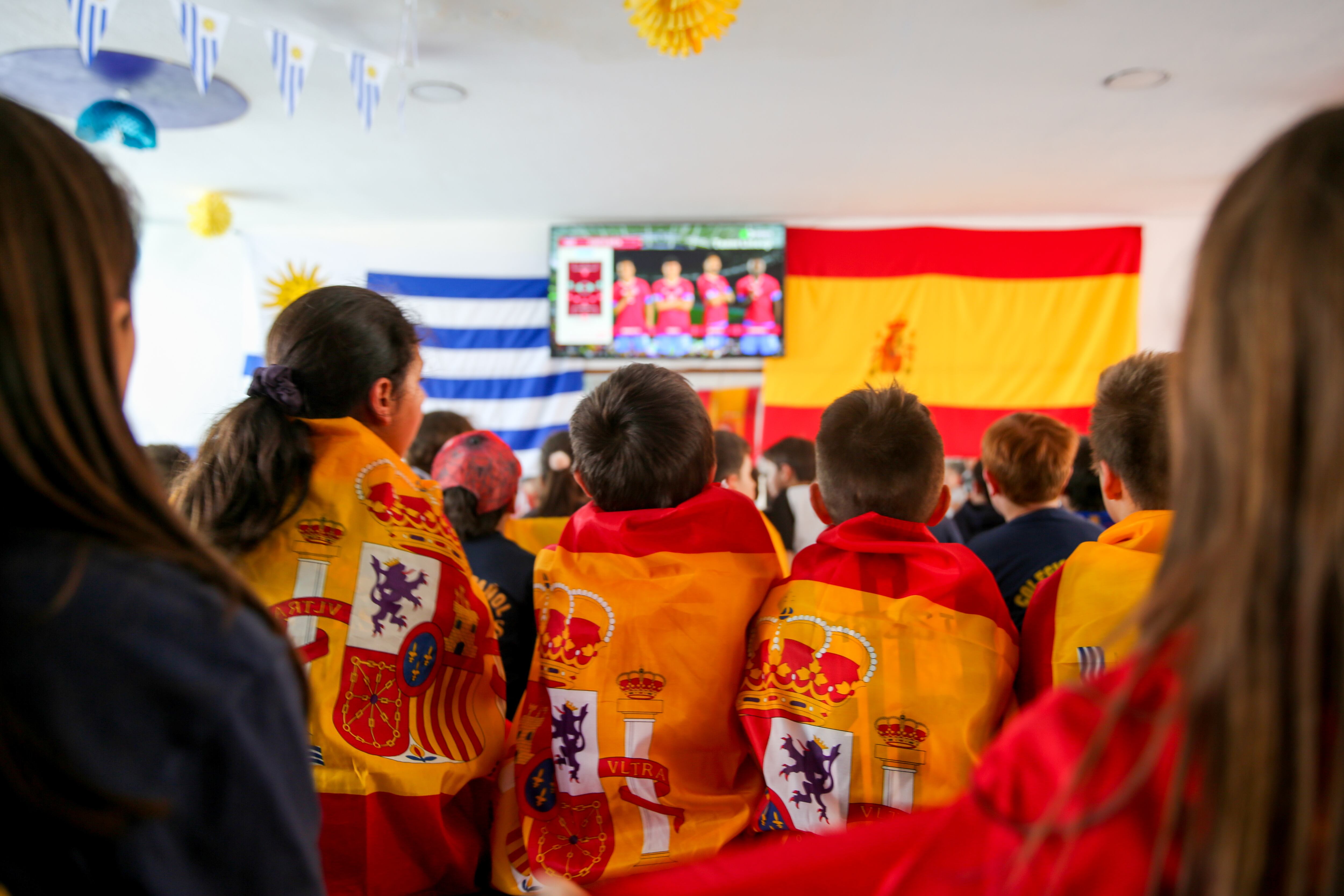 Aficionados viendo el partido de España