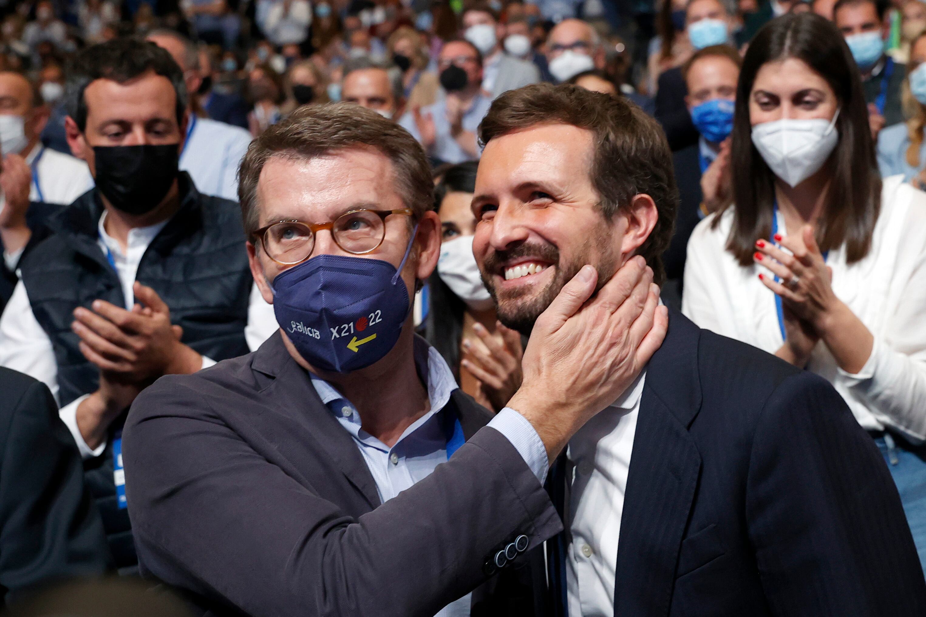 SEVILLA, 01/04/2022.- El presidente de Galicia, Alberto Núñez Feijóo (i), y el actual presidente del PP, Pablo Casado (d), durante el XX Congreso Nacional del partido en Sevilla que comienza este viernes y que elegirá por aclamación a su nuevo presidente. EFE/ Julio Muñoz
