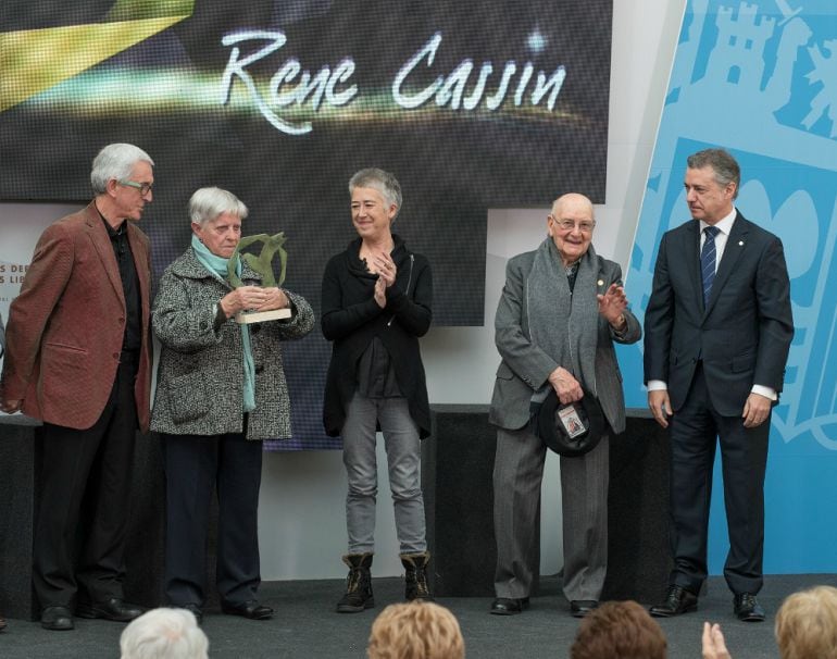 Josu Ibargutxi, Josefa Berasategi, Julia Monge y Luis Ortiz recogen el René Cassin de manos del lehendakari