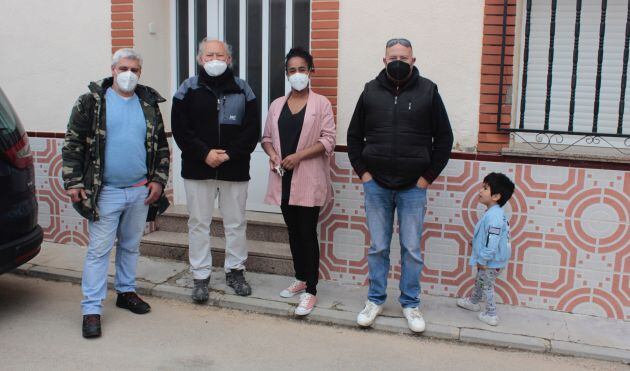 La nueva familia fue recibida por el alcalde de Torrubia del Campo.