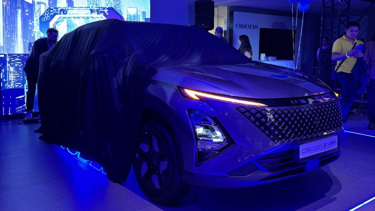 Presentación de los nuevos modelos de JAECOO 5 EV Y OMODA 5 SHS-H en el concesionario Borjamotor de Alicante