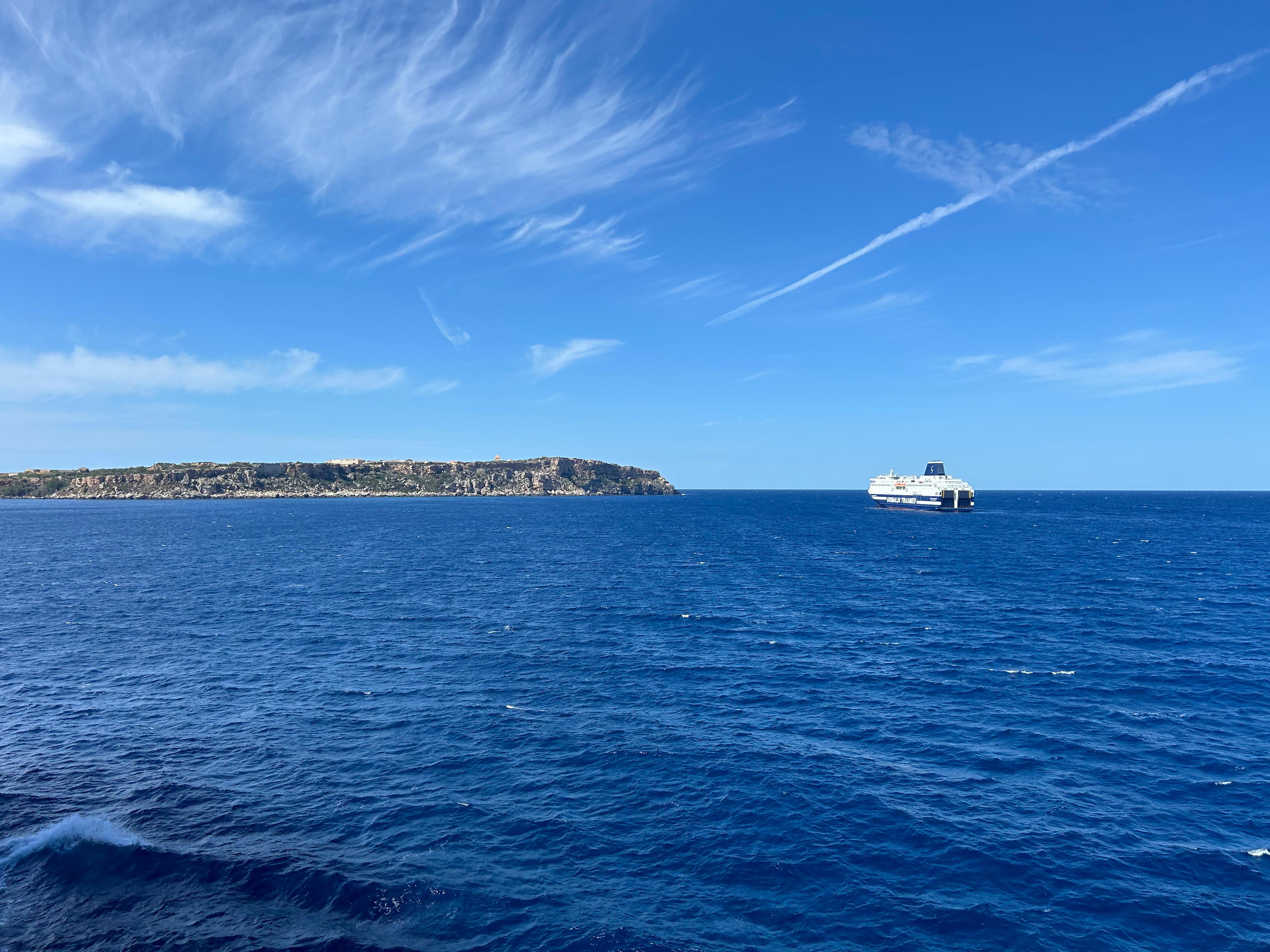 El Ciudad de Granada fondeja fora port