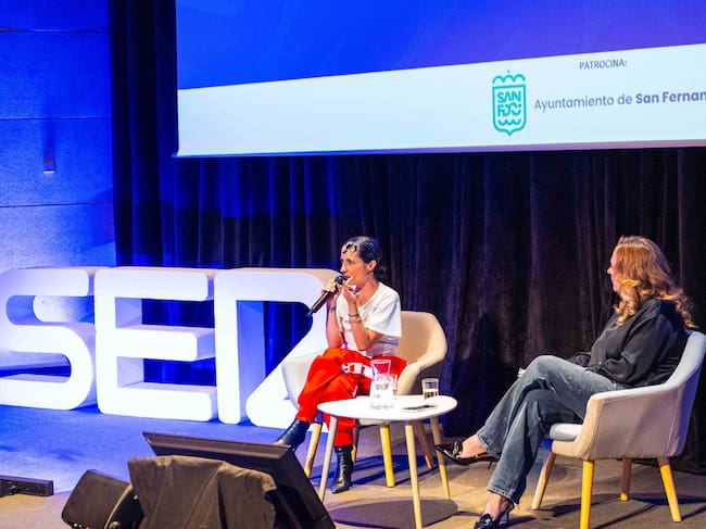 Rosalinda participando en el encuentro