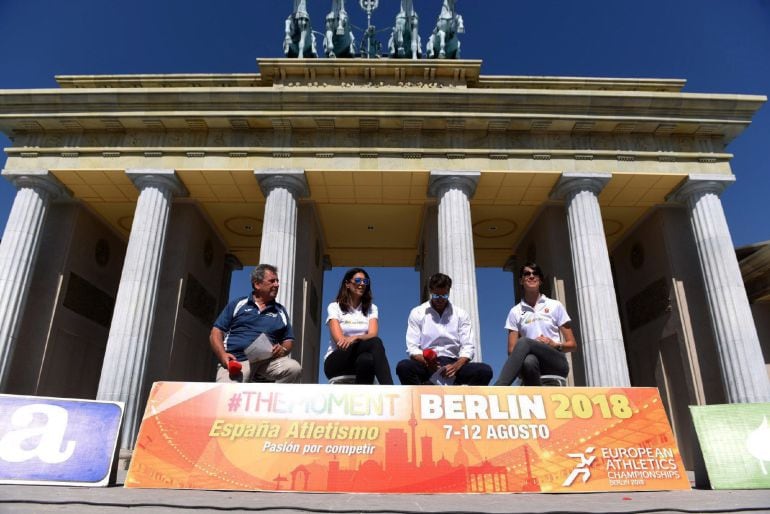 El director técnico de la Federación Española de Atletismo Ramón Cid, la atleta Ruth Beitia, el presidente de la RFEA Raúl Chapado, y la atleta Carlota Castrejana, durante la rueda de prensa del equipo de Atletismo que irá al Campeonato de Europa en Berlín