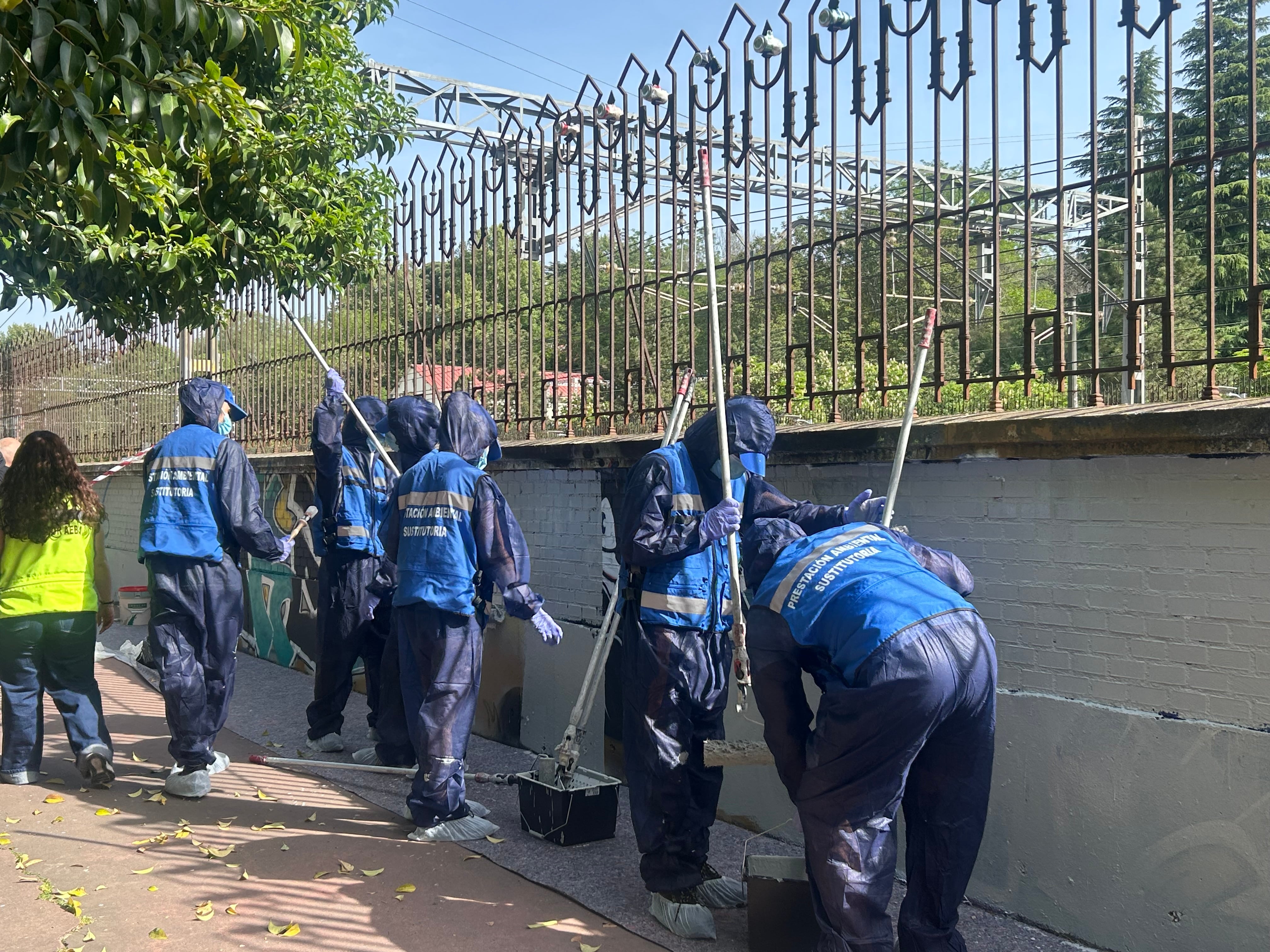 Grafiteros trabajando en las labores de limpieza de pintadas en la ciudad de Madrid.