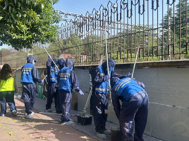 Grafiteros trabajando en las labores de limpieza de pintadas en la ciudad de Madrid.