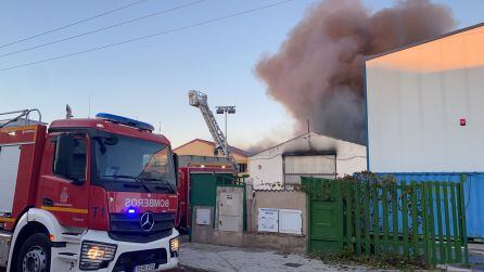 Los bomberos trabajan desde las 6 en este incendio
