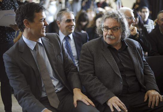 GRA120. MADRID, 10/03/2015.- El líder del PSOE, Pedro Sánchez (i), junto al portavoz del Grupo de ERC, Joan Tardá (d) son algunos de los representantes políticos que asistirán hoy a refrendar el compromiso de incluir en sus programas electorales la &quot;resti