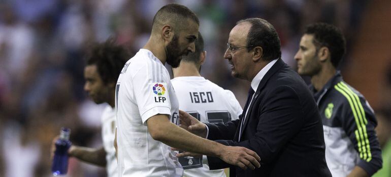 Rafa Benítez dando indicaciones a Karim Benzema