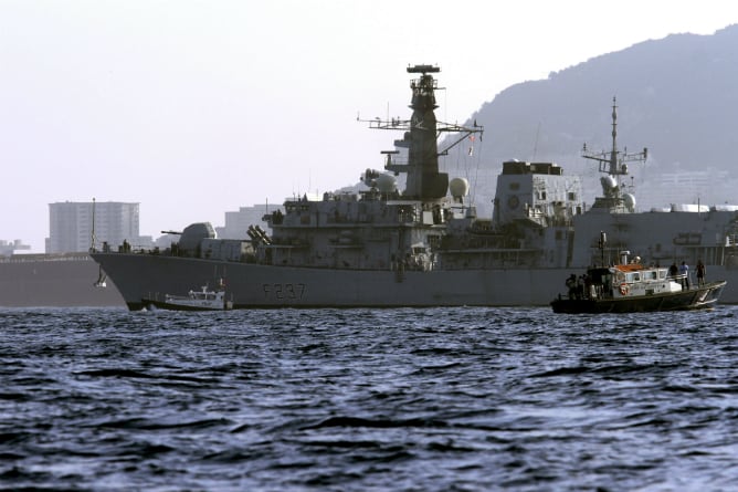 La fragata británica HMS Westminster (con el peñón al fondo), a su llegada esta mañana en la base naval de Gibraltar