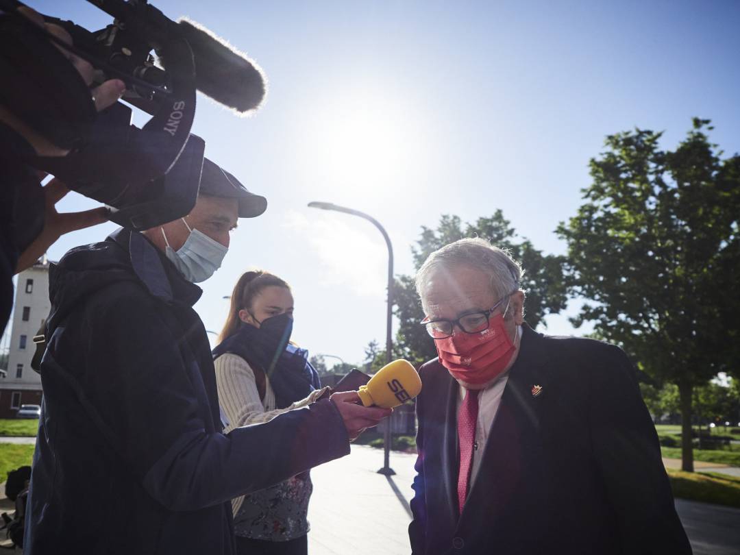 El presidente de Osasuna, Luis Sabalza, responde a los medios a su llegada al Palacio de Justicia de Pamplona