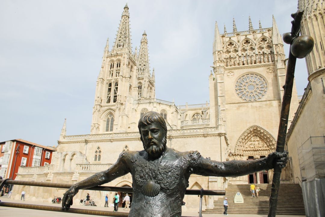 Escultura del peregrino ante la Catedral de Burgos