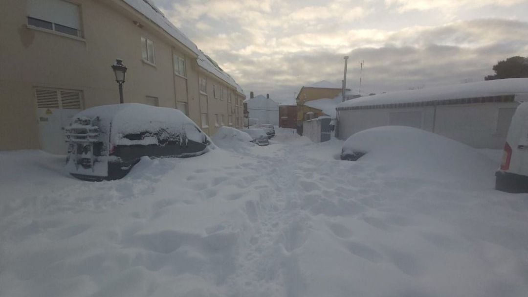 Hoyo de Manzanares busca voluntarios para retirar la nieve que se amontona en sus calles