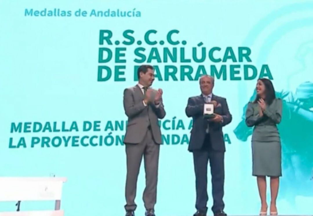 Rafael Hidalgo recibe la medalla de Andalucía a la Sociedad de Carreras de Caballos de Sanlúcar