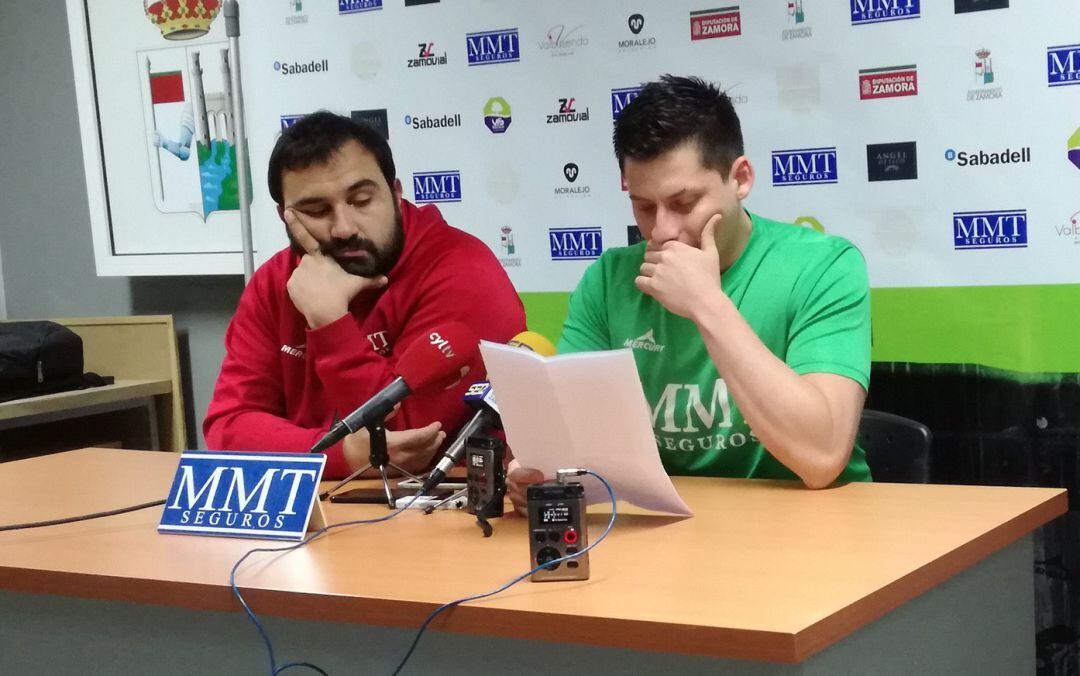 Ceballos leyendo su nota de despedida, junto al técnico, Leo Álvarez