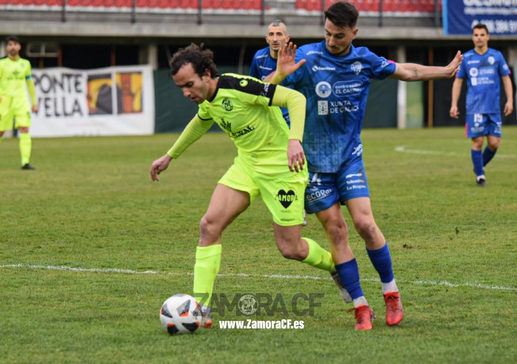 Carlos López con la bola