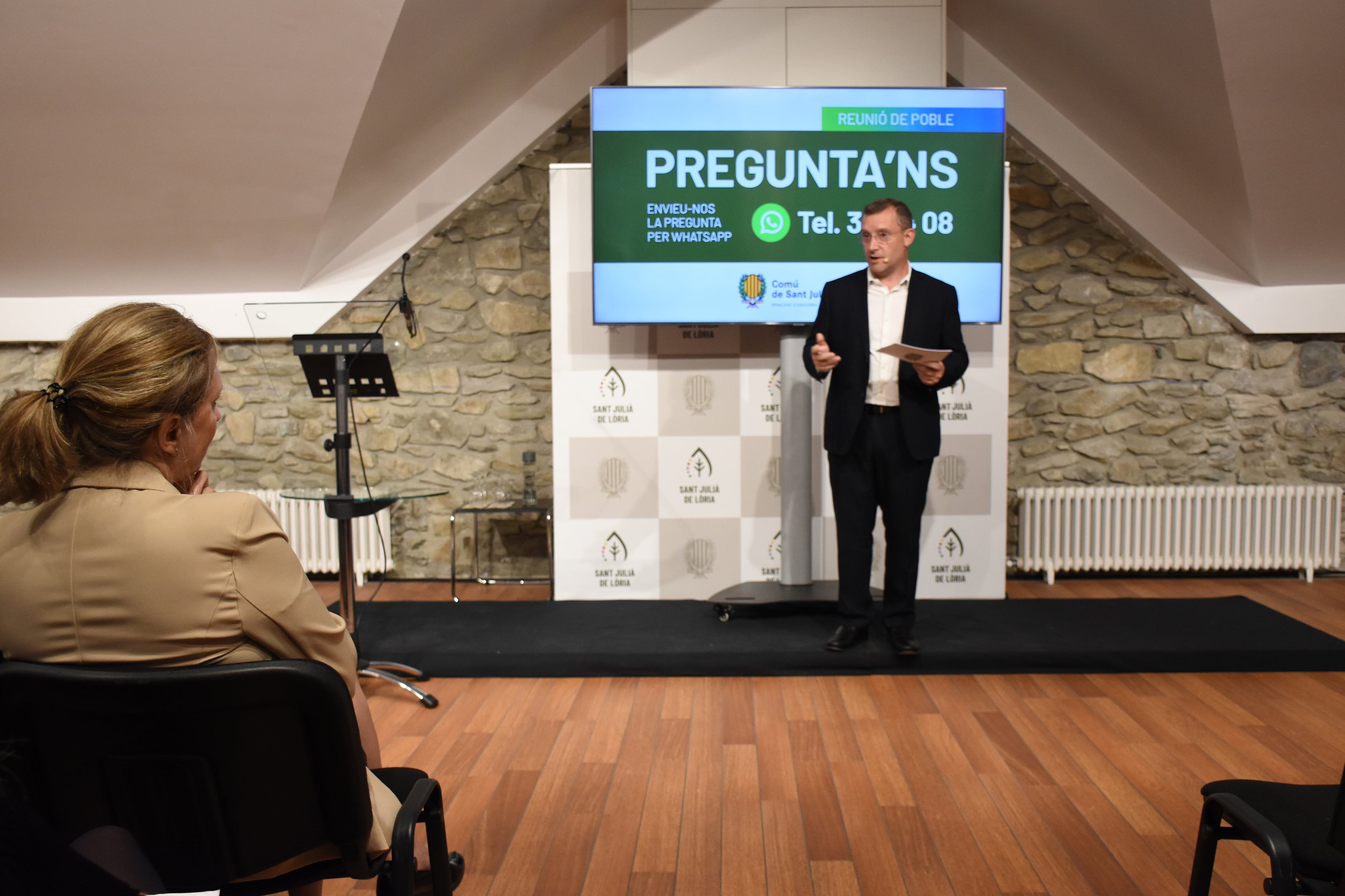 El cònsol major de Sant Julià de Lòria, Josep Majoral, durant la reunió de poble celebrada aquest dimarts per fer balanç del mandat.