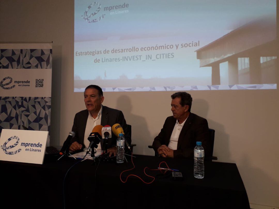 Raúl Caro y Juan Fernández en la presentación de las conclusiones extraidas de las mesas locales para definir proyectos que capten inversiones.