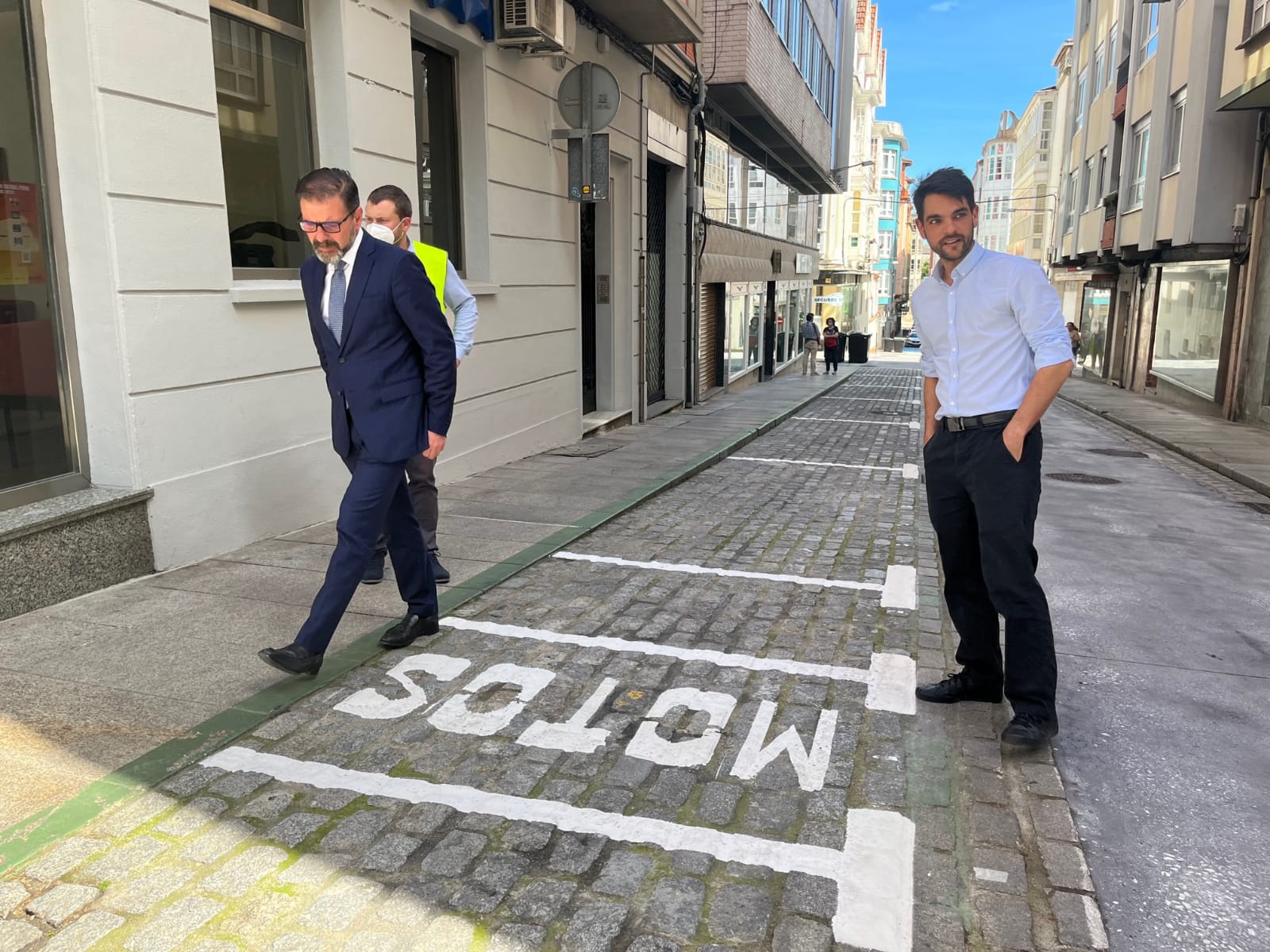 El alcalde, Ángel Mato, junto al edil de Urbanismo, Julián Reina, este viernes en la calle Lugo