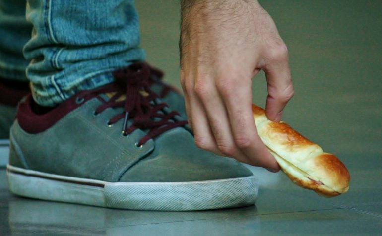 ¿Te lo comerías, sabiendo que solo ha tocado el suelo durante una décima de segundo?