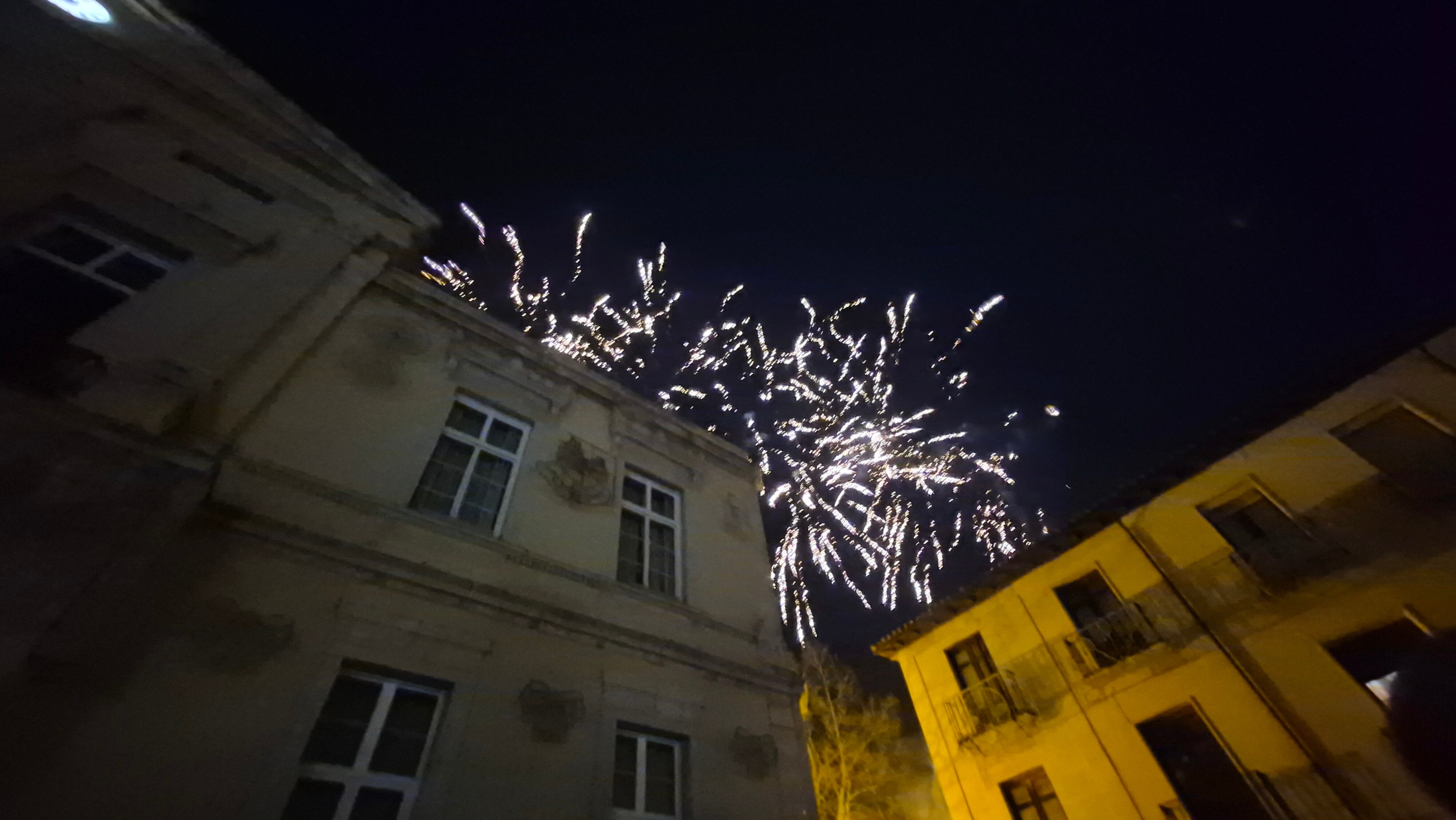 Fuegos artificiales durante el encendido navideño